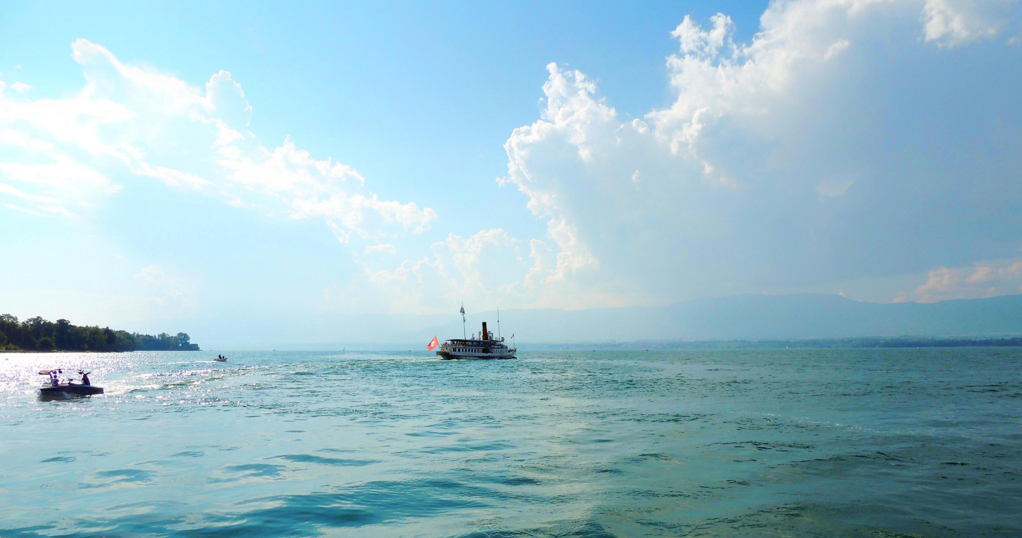 Un bateau s'en va sur le Léman