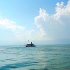 Un bateau s'en va sur le Léman