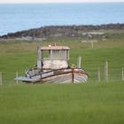 Un bateau sur l'herbe