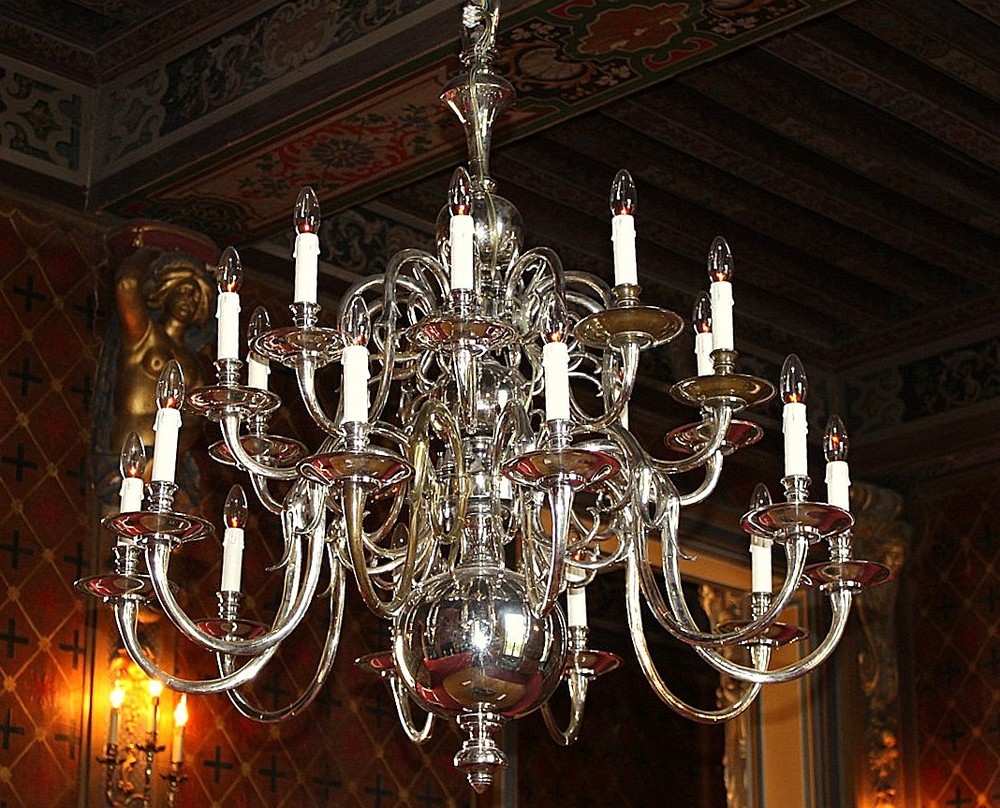 UN BEAU LUSTRE  (CHATEAU DE COUR CHEVERNY)