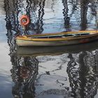 un bote,y el reflejo del viejo puente