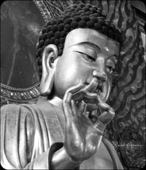 Un Bouddha dans un des temples de Lingyin