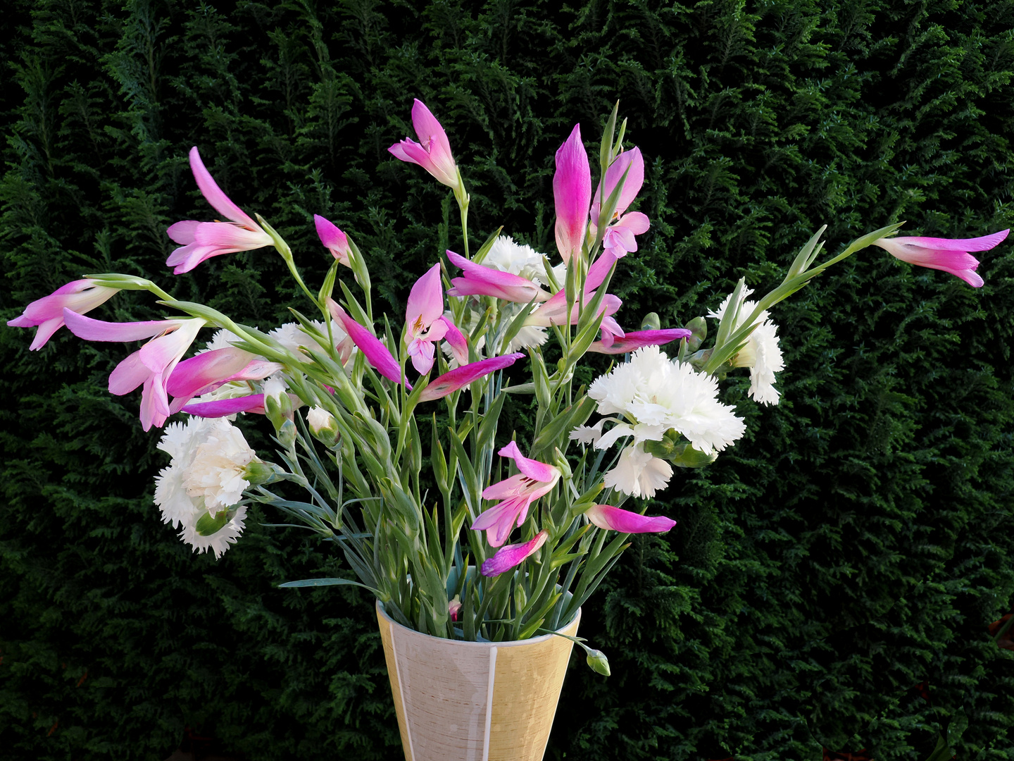 Un bouquet avec les fleurs du jardin