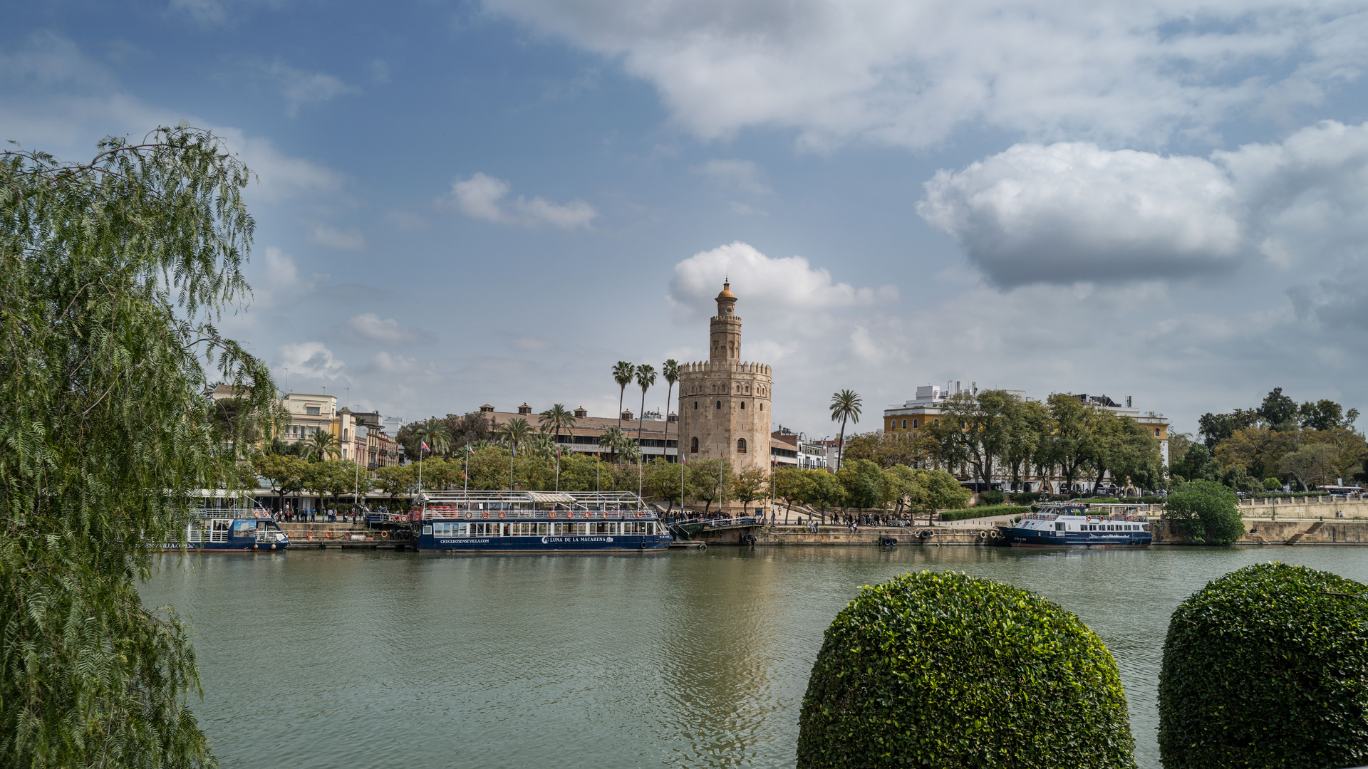 Un bras du Guadalquivir et la Tour d'Or à Séville