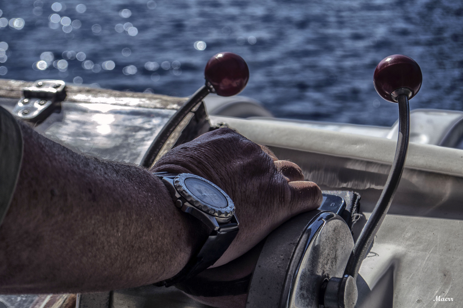 Un brazo fuerte al timón de este barco