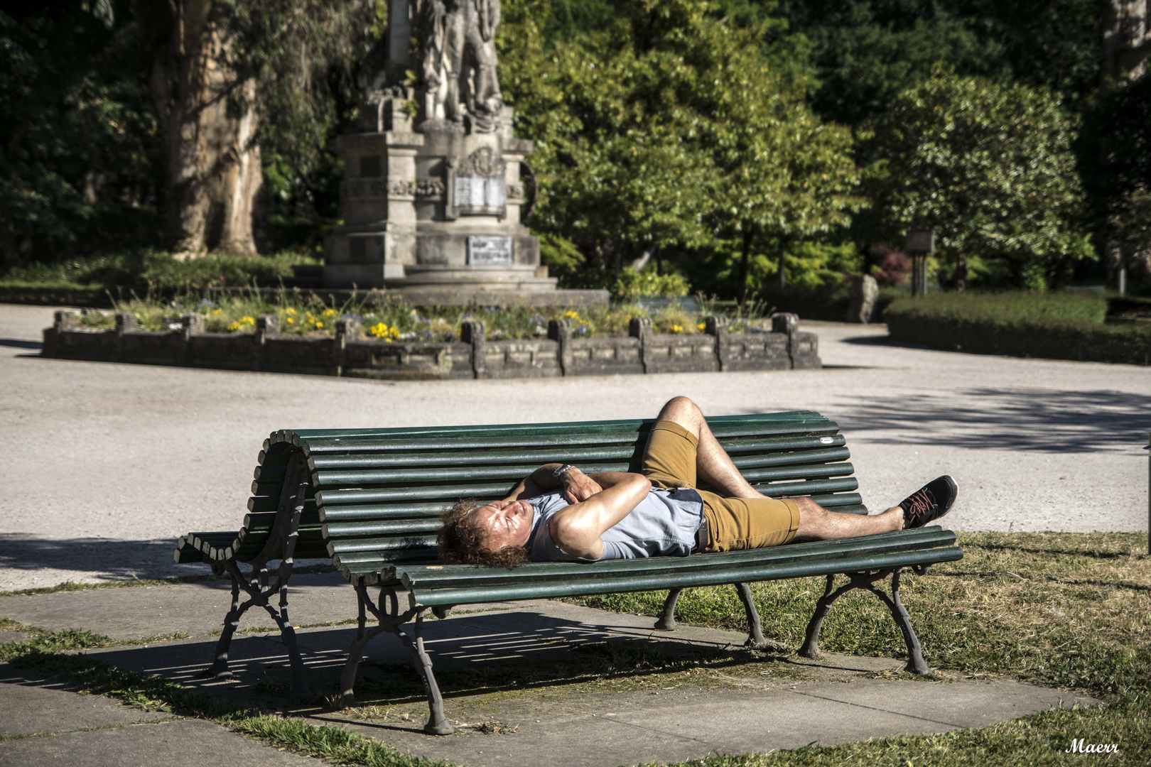 Un buen banco para broncearse en un día de sol primaveral