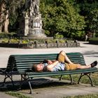 Un buen banco para broncearse en un día de sol primaveral