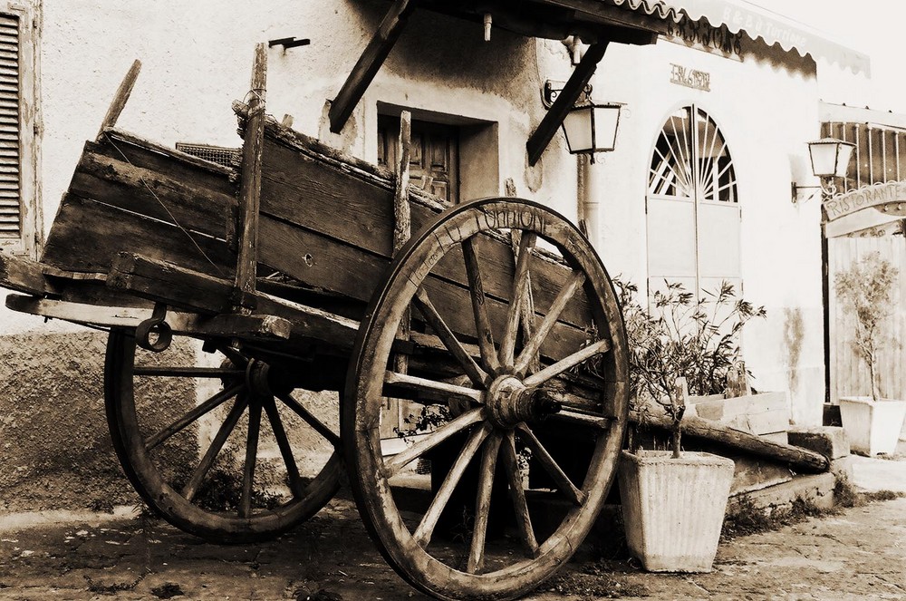 un carretto fra i vicoli di agropoli