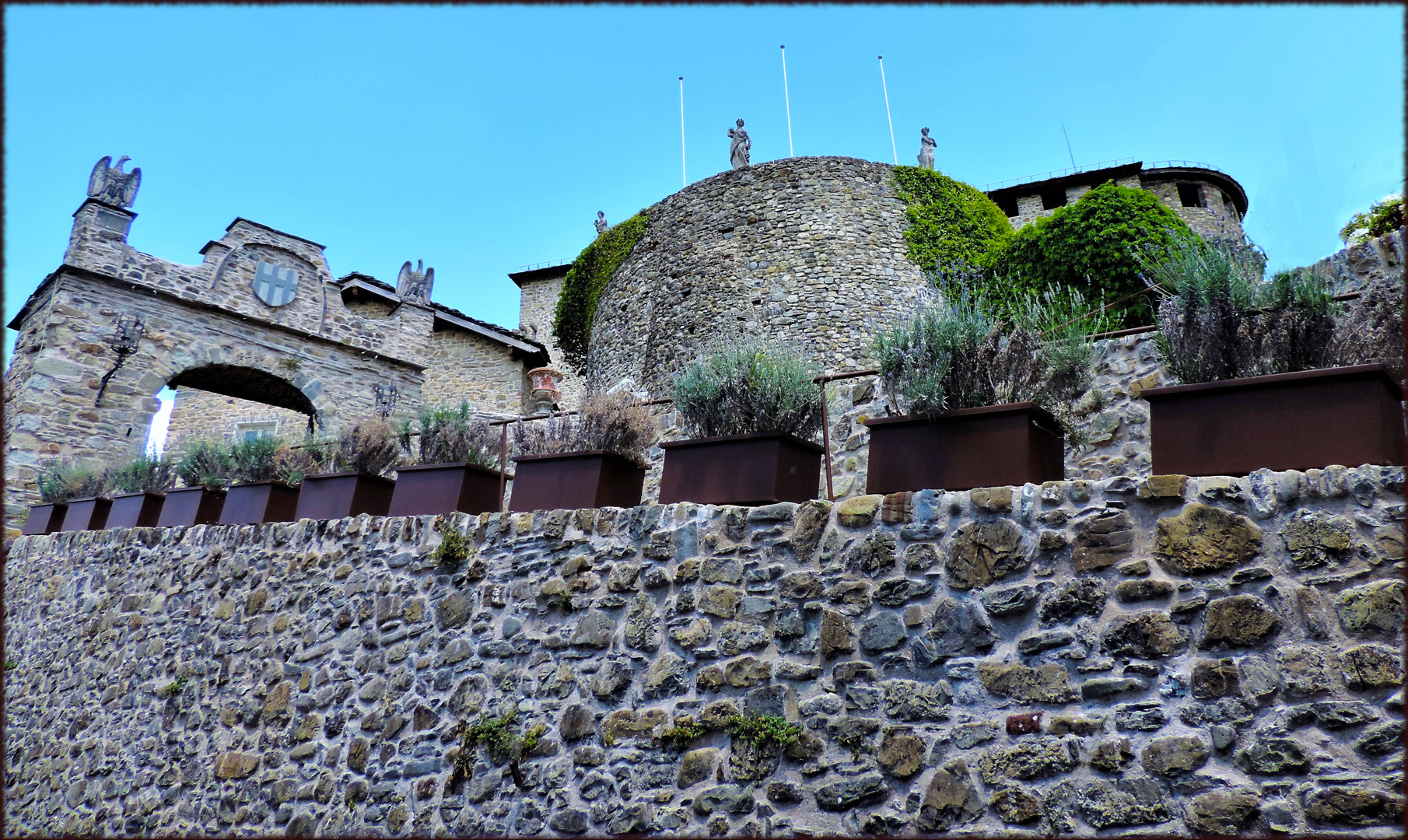 Un castello, la sua castellana e le sue due ancelle...