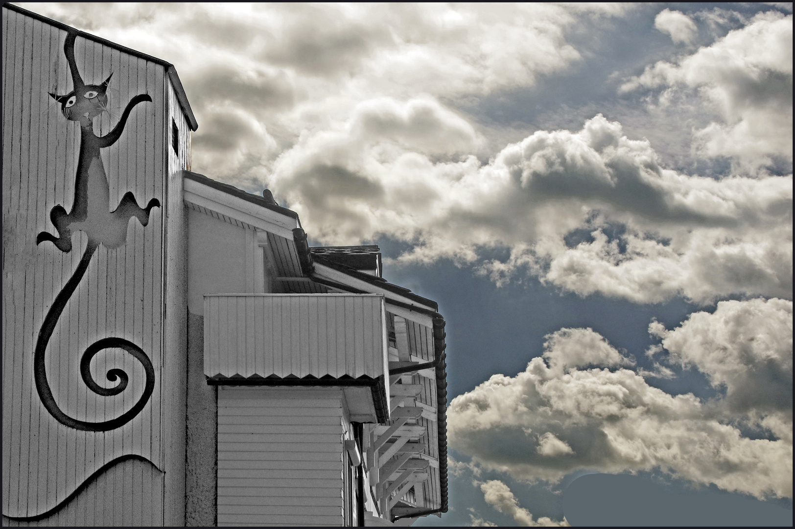 un châ(let) blanc   dans les nuages....