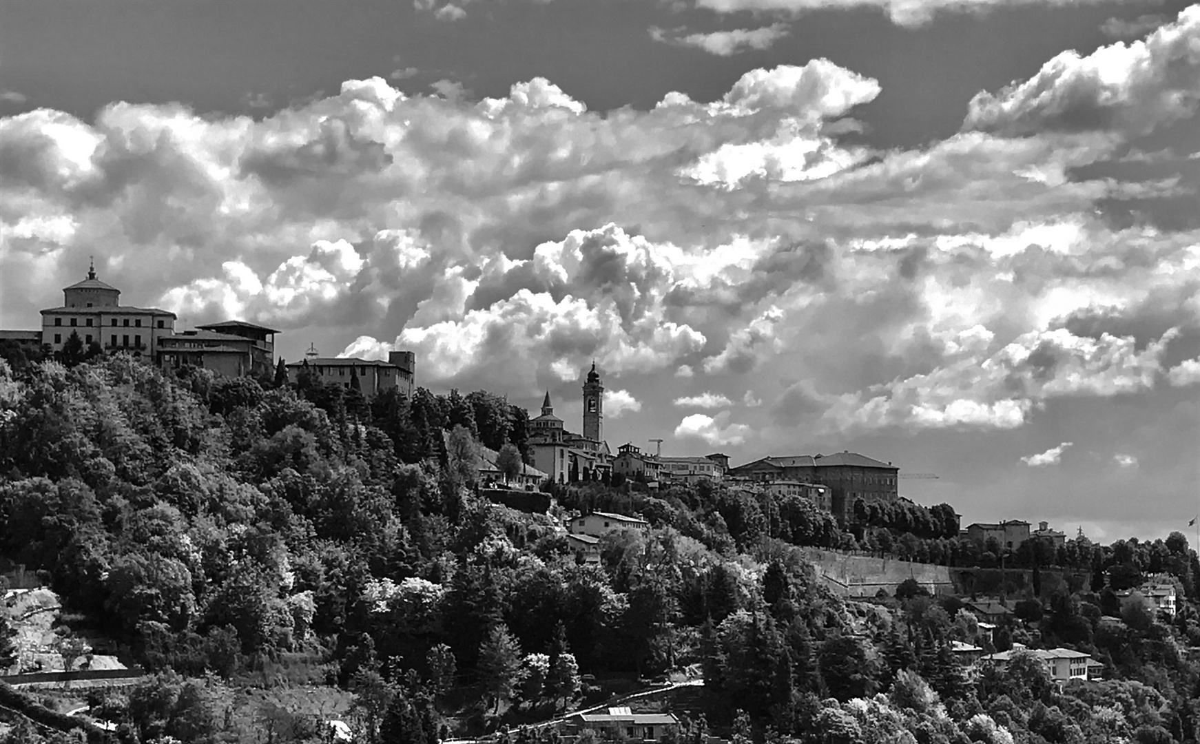 Un cielo minaccioso sopra città alta