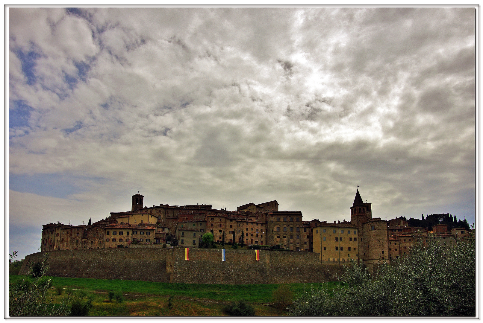 un cielo minaccioso su anghiari....