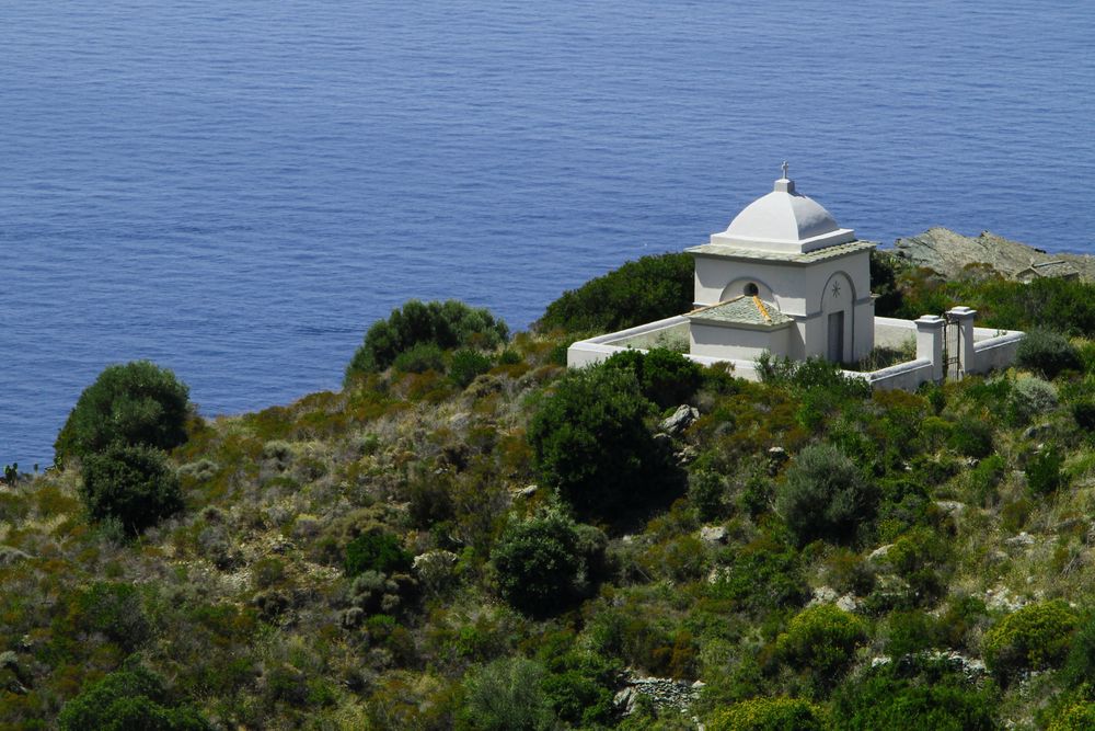 Un cimetière sur l'île de Corse