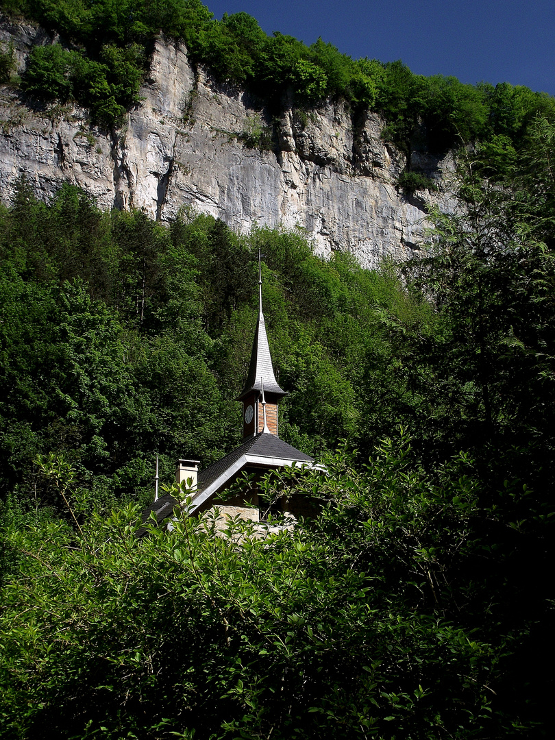 UN CLOCHER DANS LA NATURE