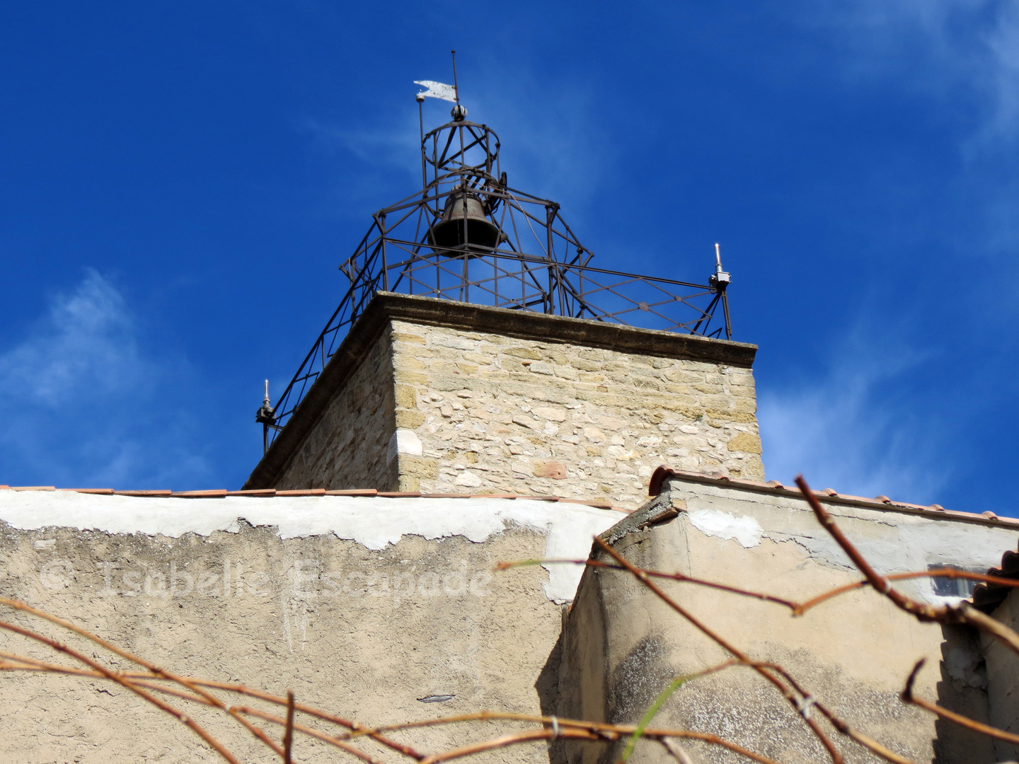 Un clocher sur le ciel de Provence