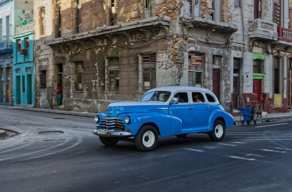 Un coche de color azul 