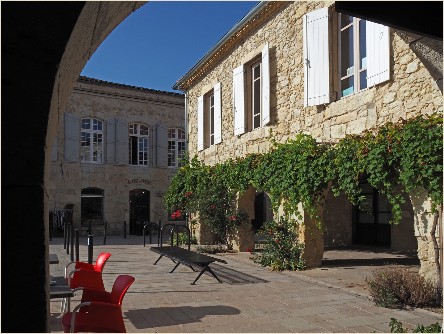 Un coin de la Place Centrale de La Romieu