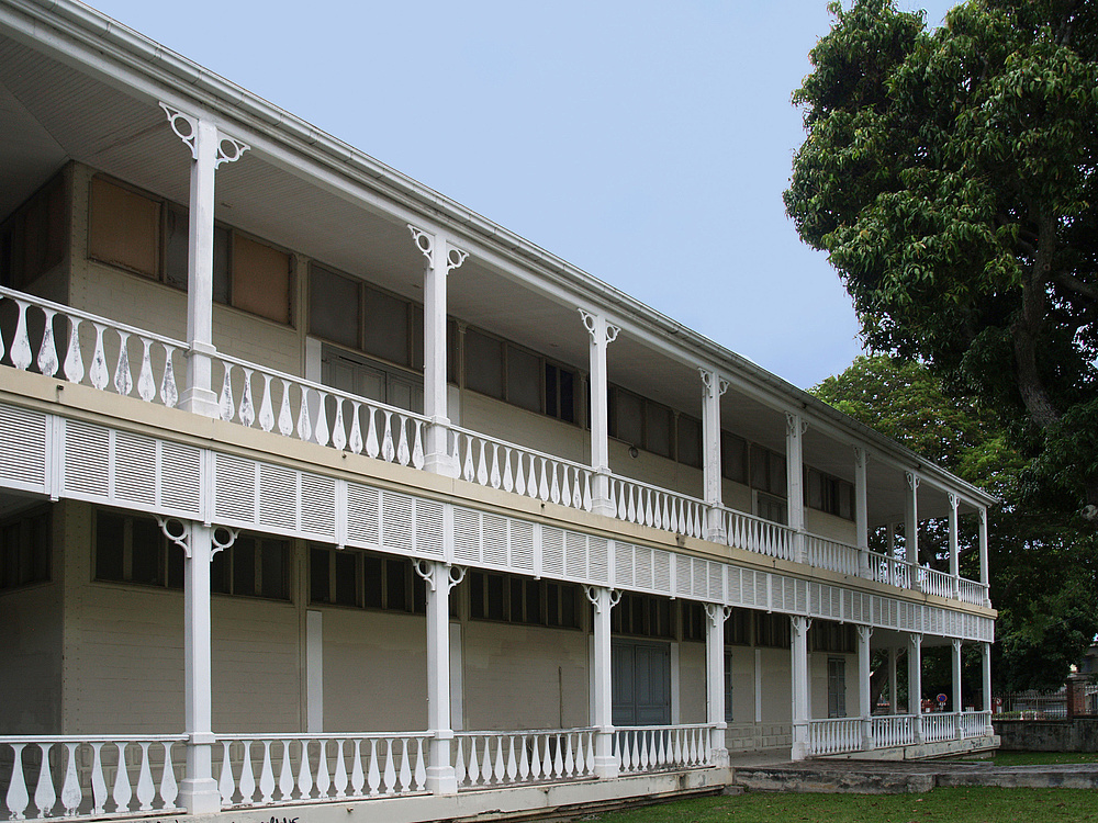 Un côté de la Bibliothèque Bernhein à Nouméa (Bibiothèque de Nouvelle-Calédonie)