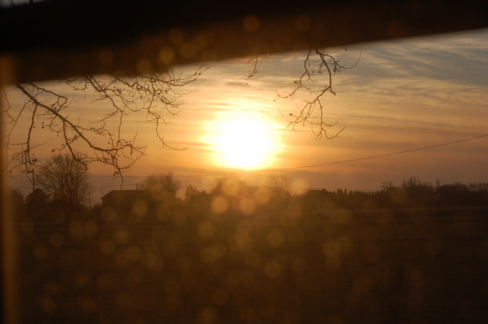 Un coucher de soleil à travers d'une fenêtre