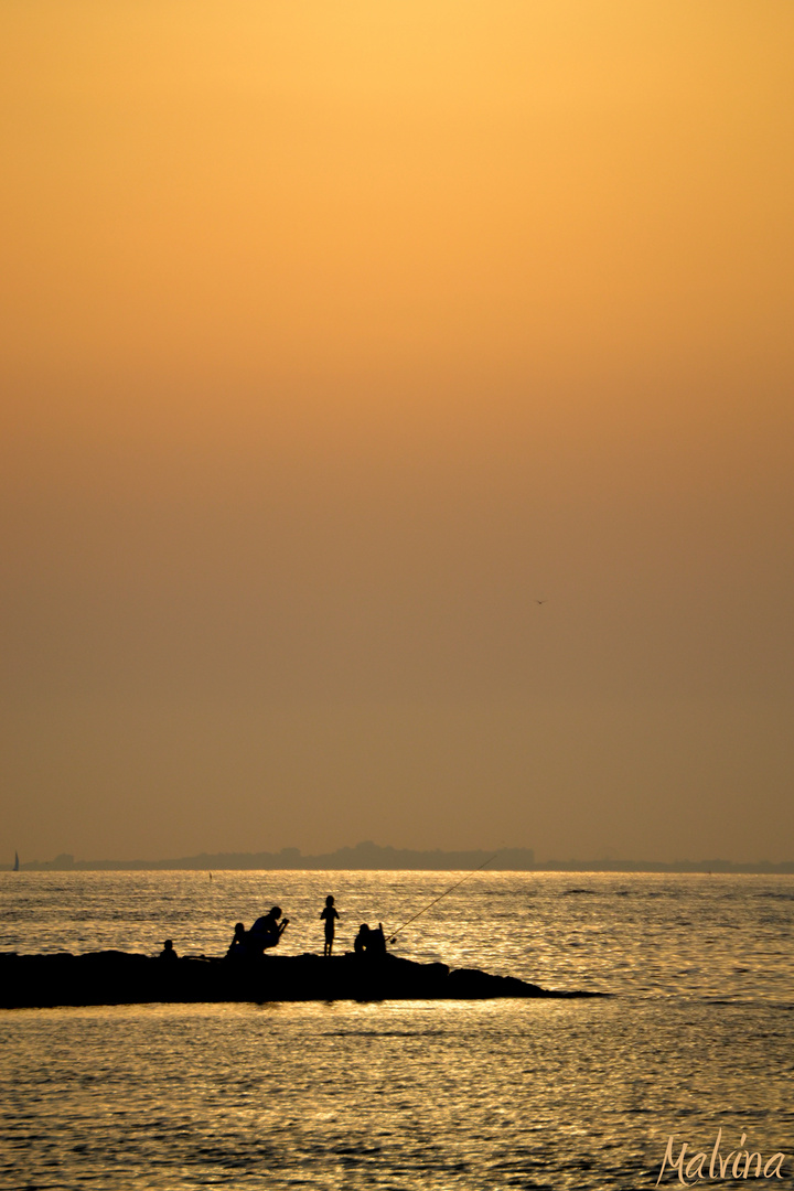 Un coucher de soleil au bord de la mer Mediterranée