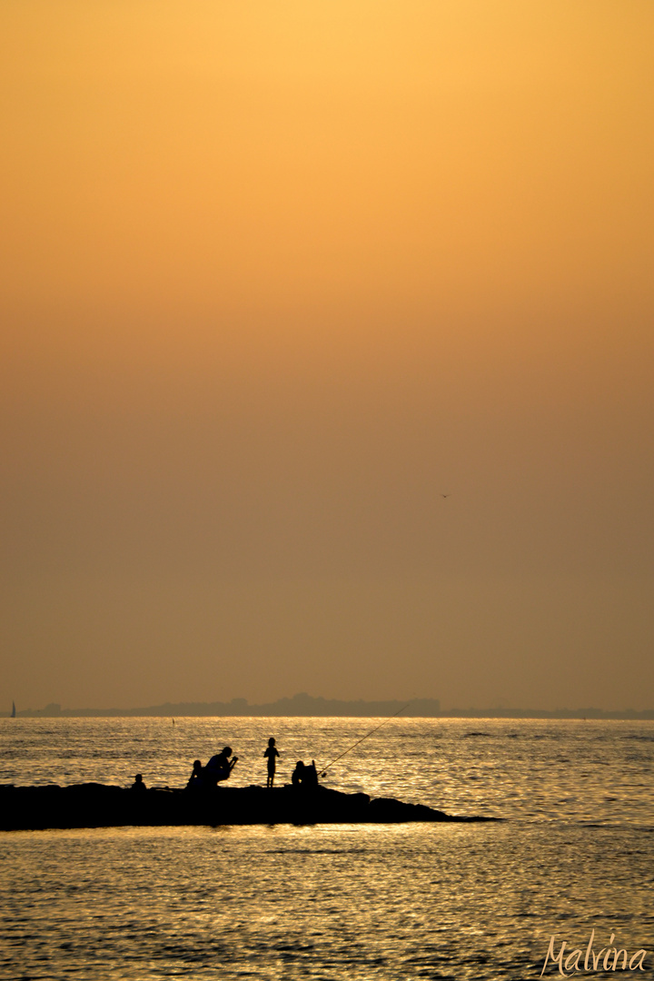 Un Coucher De Soleil Au Bord De La Mer Mediterranée Photo Et