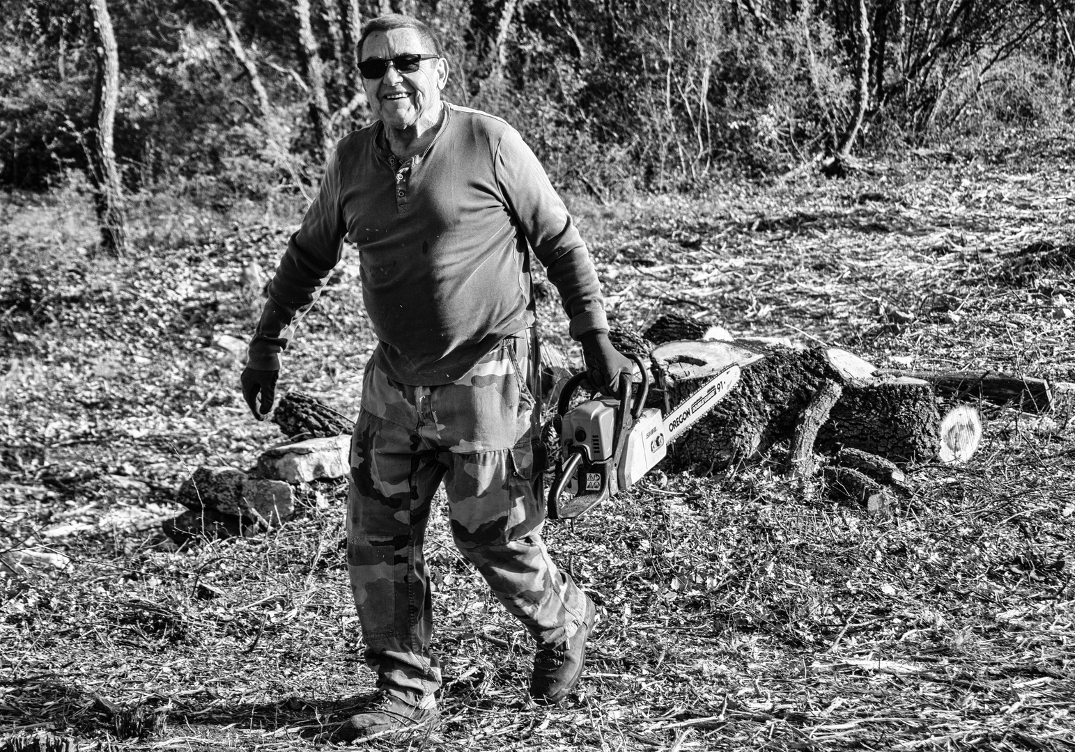 Un coupeur de bois heureux 