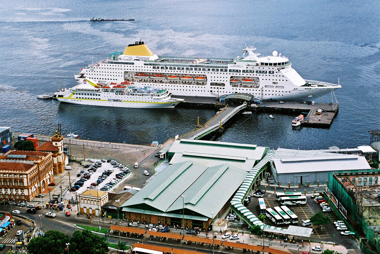 Un crucero se apresta a zarpar río arriba.