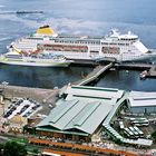 Un crucero se apresta a zarpar río arriba.