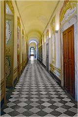 un dédale de couloirs  où regnait le silence....