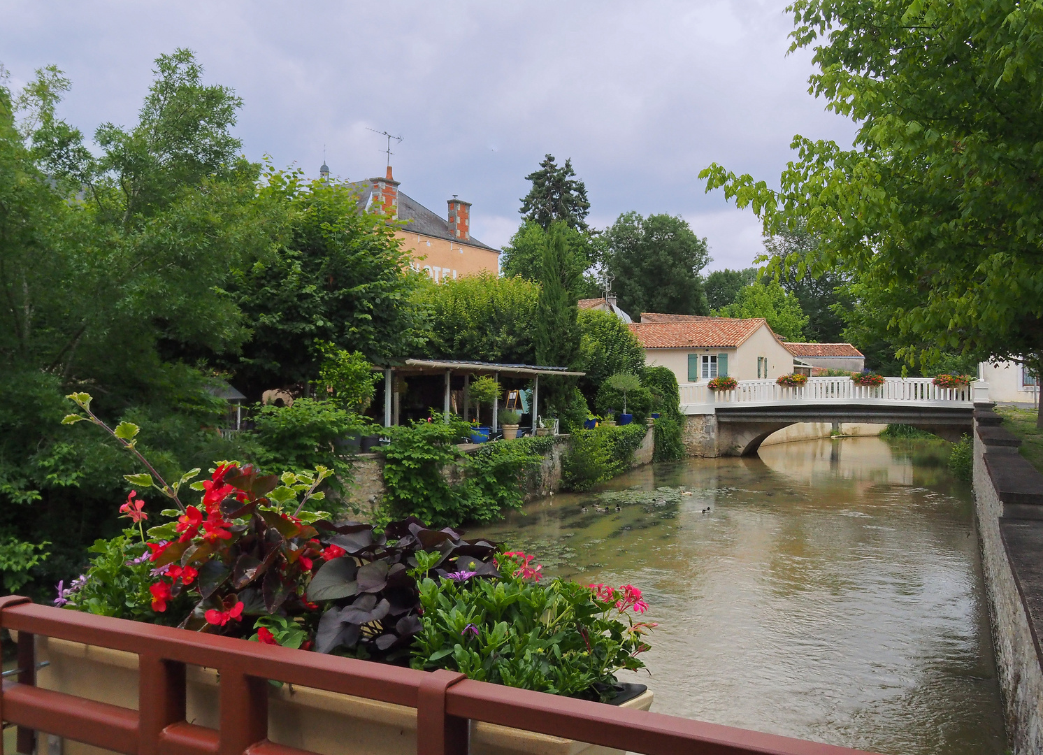 Un des bras de la Charente à Civray (Vienne)