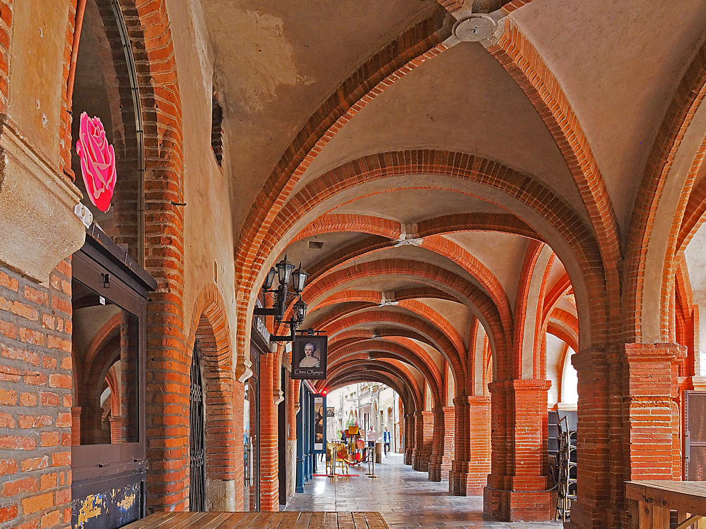 Un des couverts de la Place Nationale à Montauban