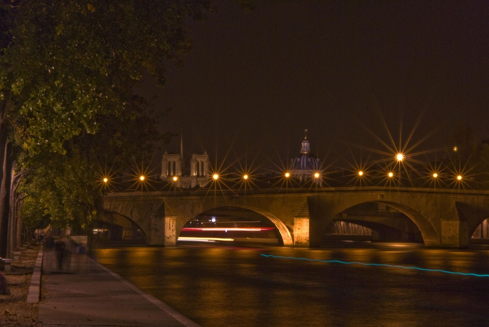 Un des nombreux pont de paris la nuit