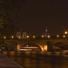 Un des nombreux pont de paris la nuit