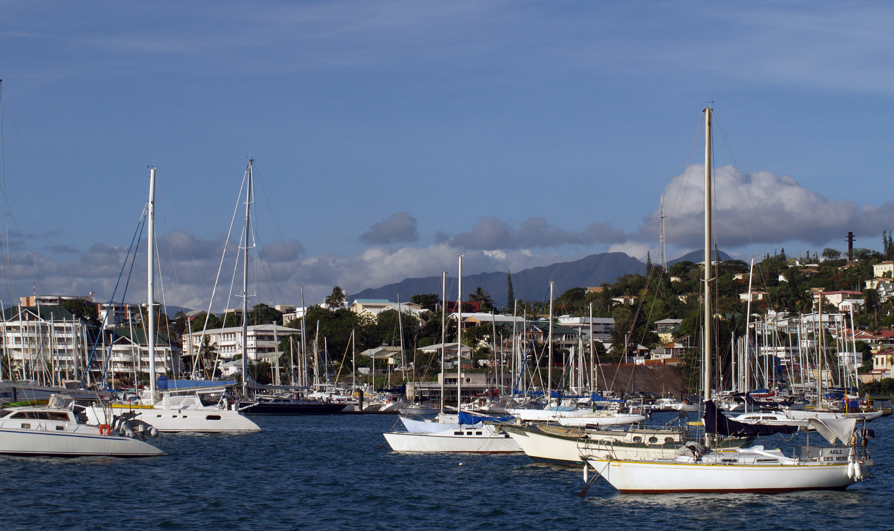 Un des ports de Nouméa  --  Einer der Häfen von Nouméa