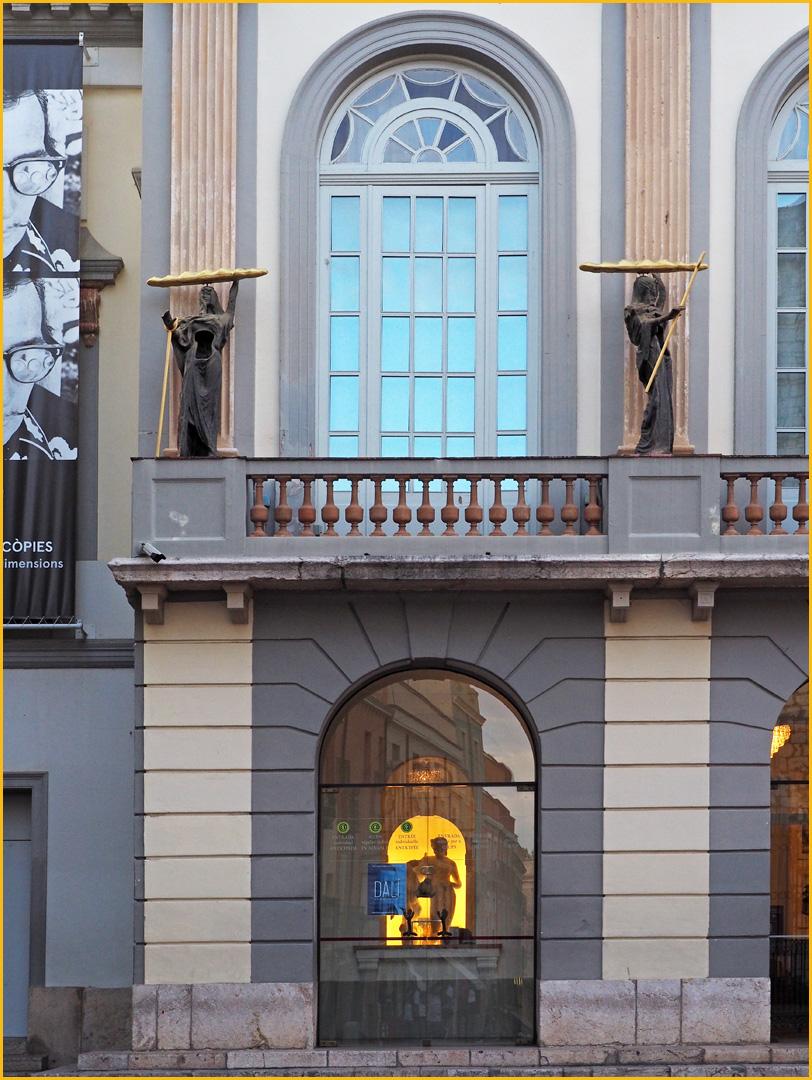 Un détail de la façade du Théâtre-Musée Salvador Dali à Figueras