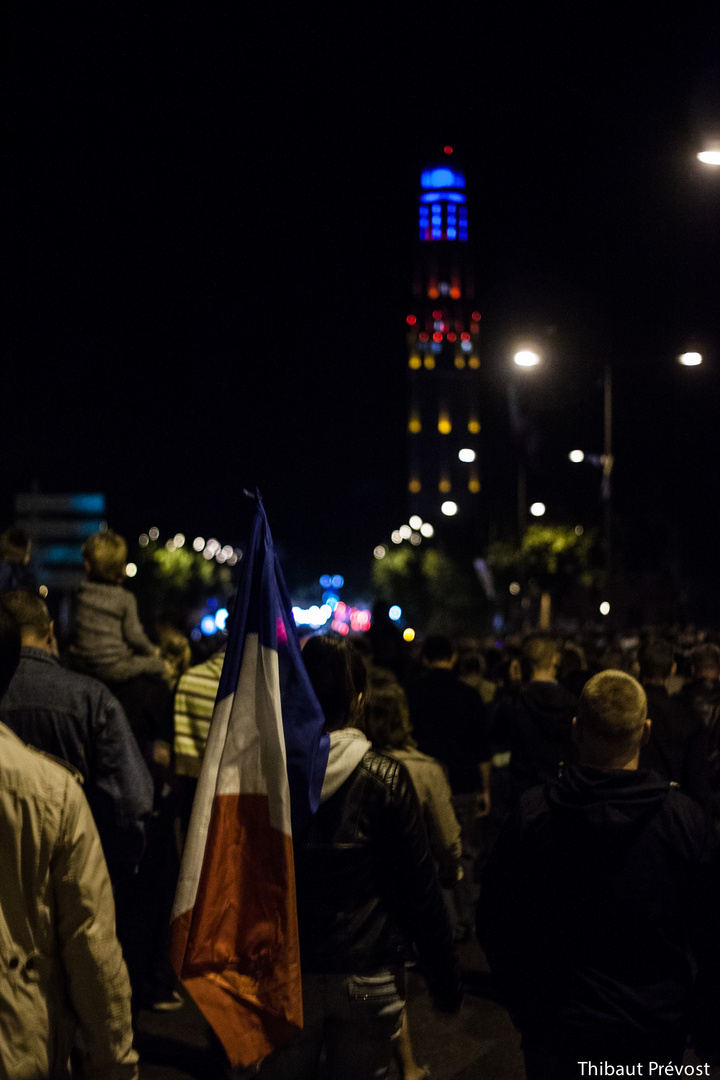 Un drapeau, une tour, la France