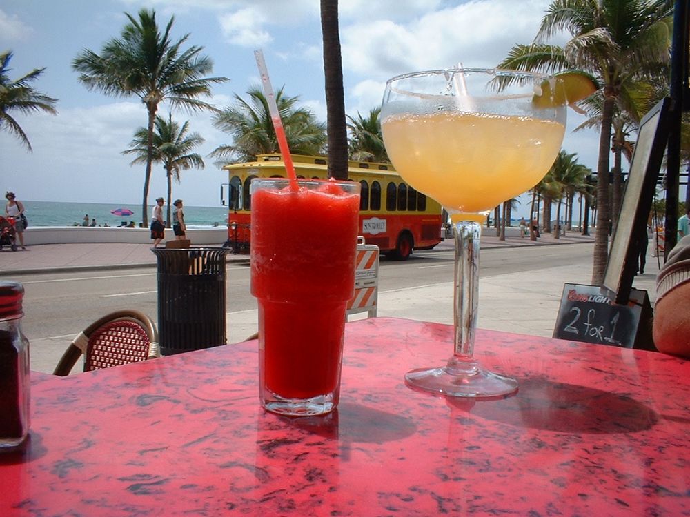 un drink au bord de l'eau