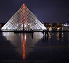 un éclair en néon rouge traverse la pyramide du Louvre