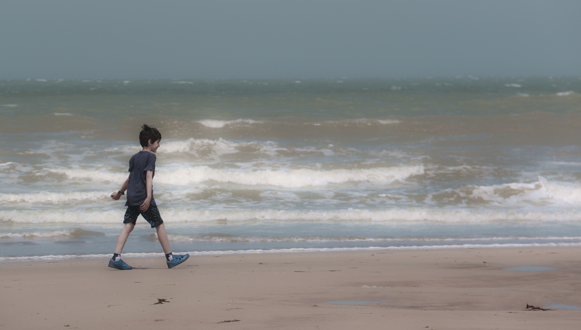 un enfant à la plage