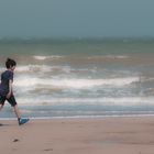 un enfant à la plage