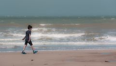 un enfant à la plage