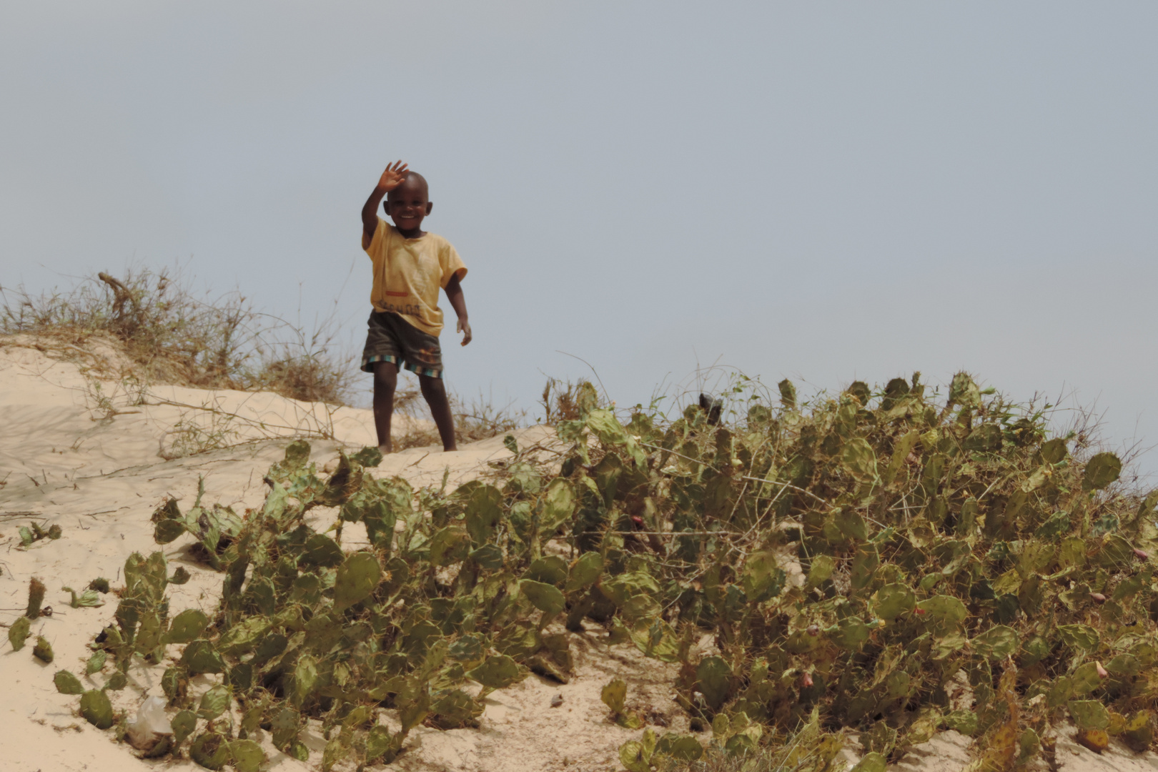 un enfant sur la route de Saint Louis du Sénégal