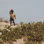 un enfant sur la route de Saint Louis du Sénégal