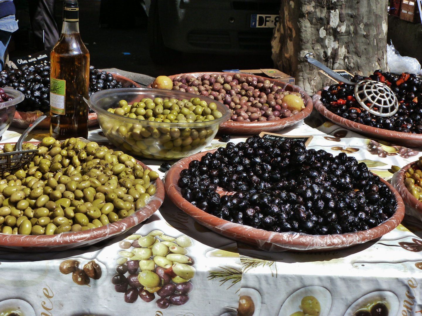 Un étalage de délicieuses olives
