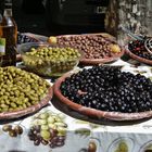 Un étalage de délicieuses olives