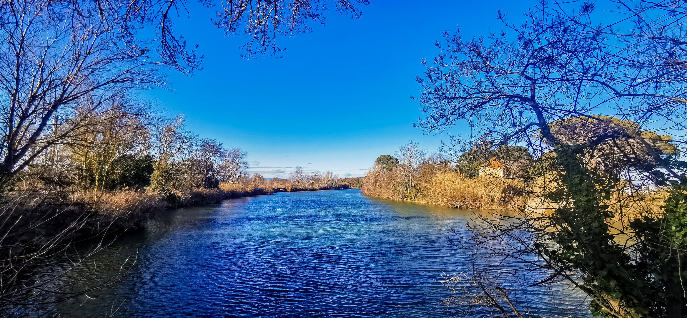 un fleuve en bleu