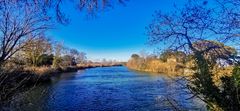 un fleuve en bleu