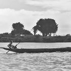 Un fleuve, une pirogue, une voile, un homme