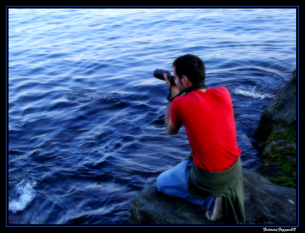 Un fotografo tra le onde