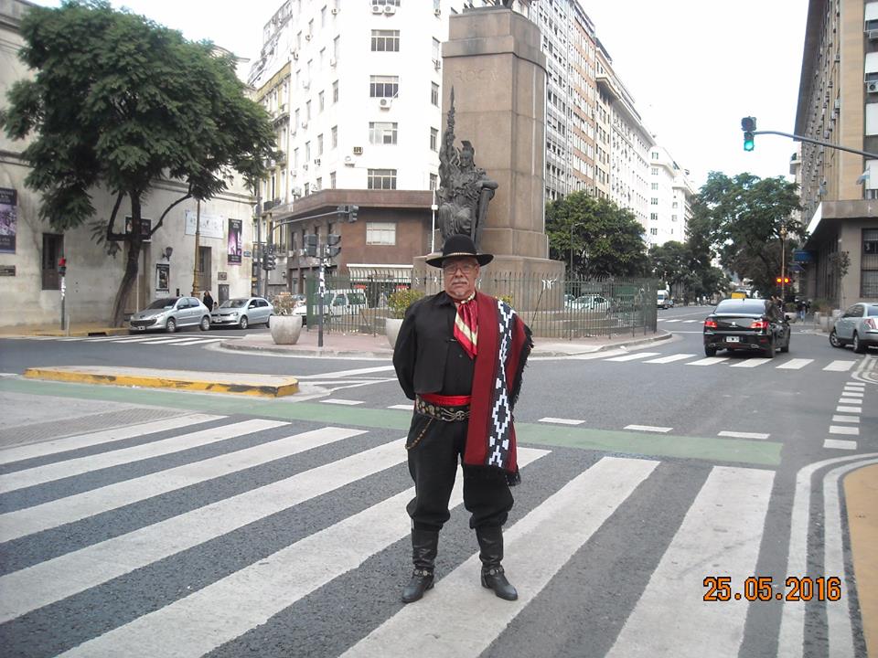 UN GAUCHO EN DIAGONAL NORTE